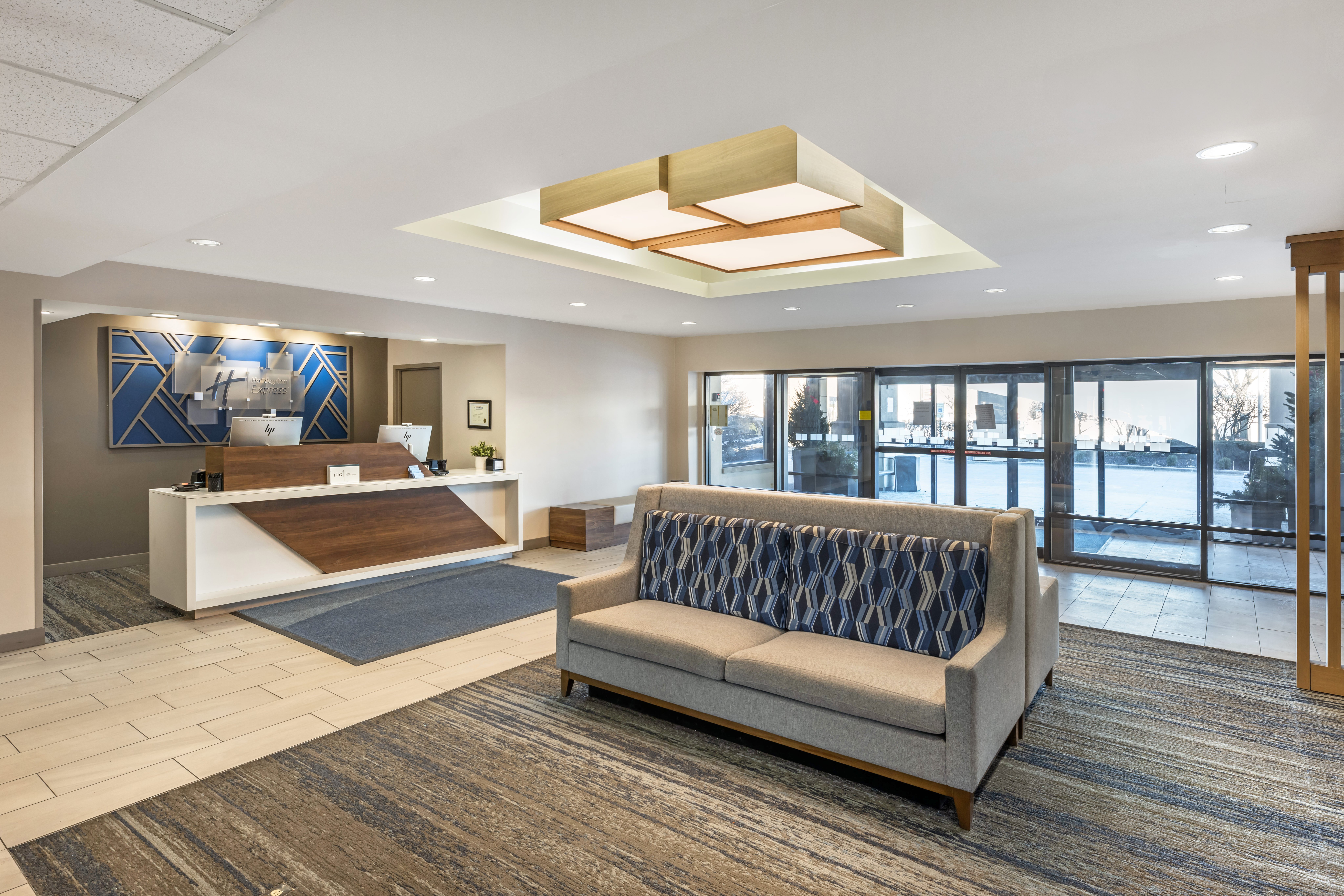 Holiday Inn Express Crestwood 10/69