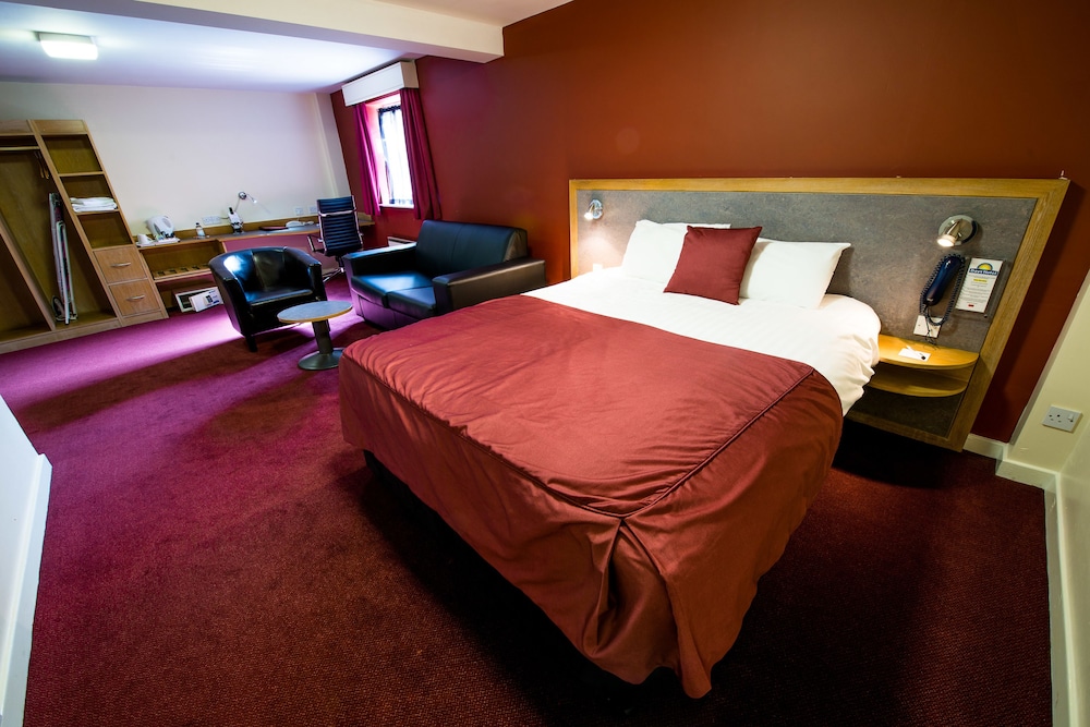 Pendulum Hotel 33/68