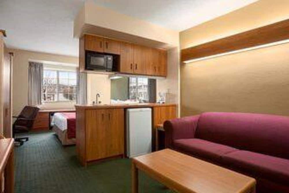 Days Inn And Suites by Wyndham Lafayette In 6/22