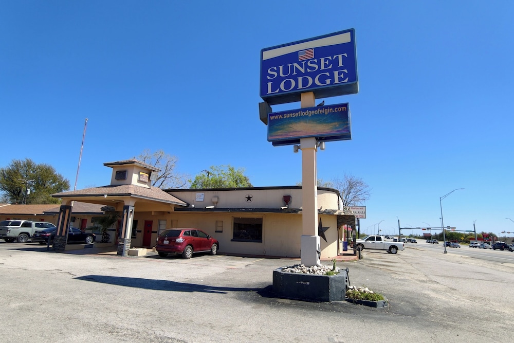 Sunset Lodge Elgin near US 290 by Hotel O 35/47