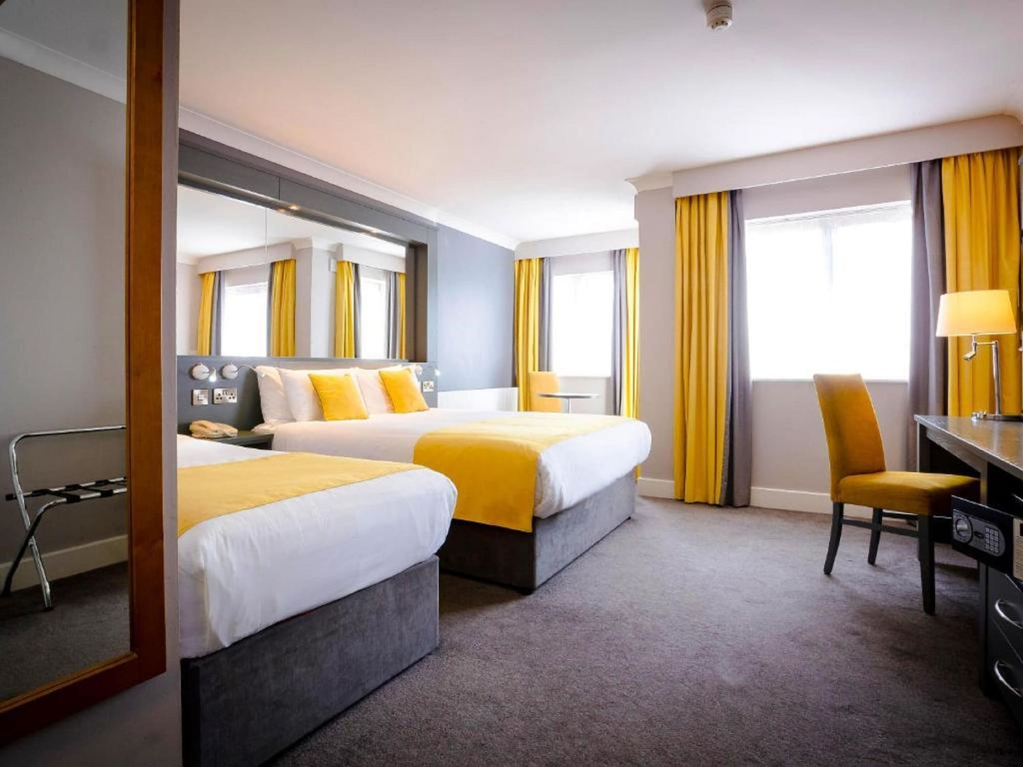 ROOM, TWIN BEDS