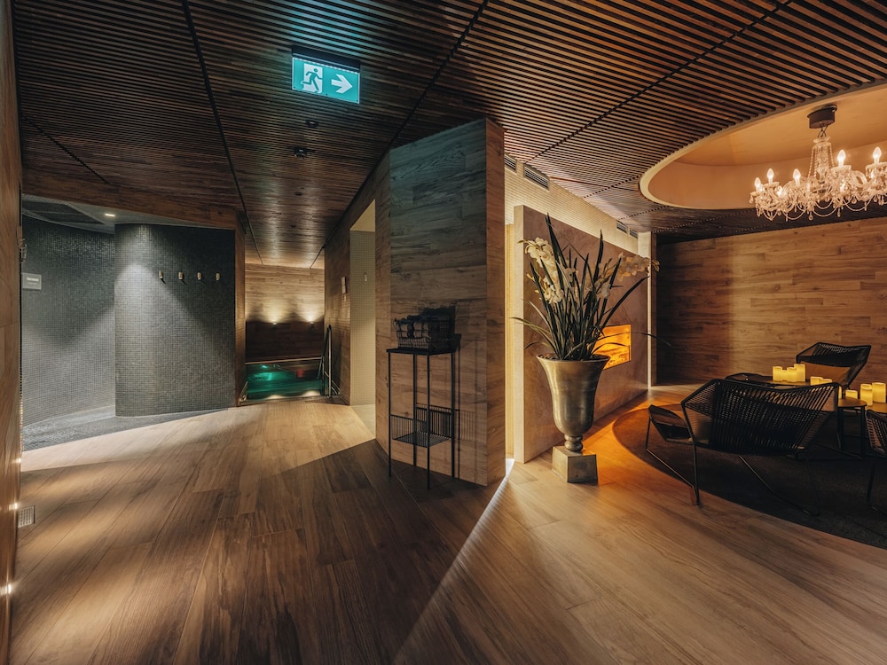 Lydia Hotel 36/70