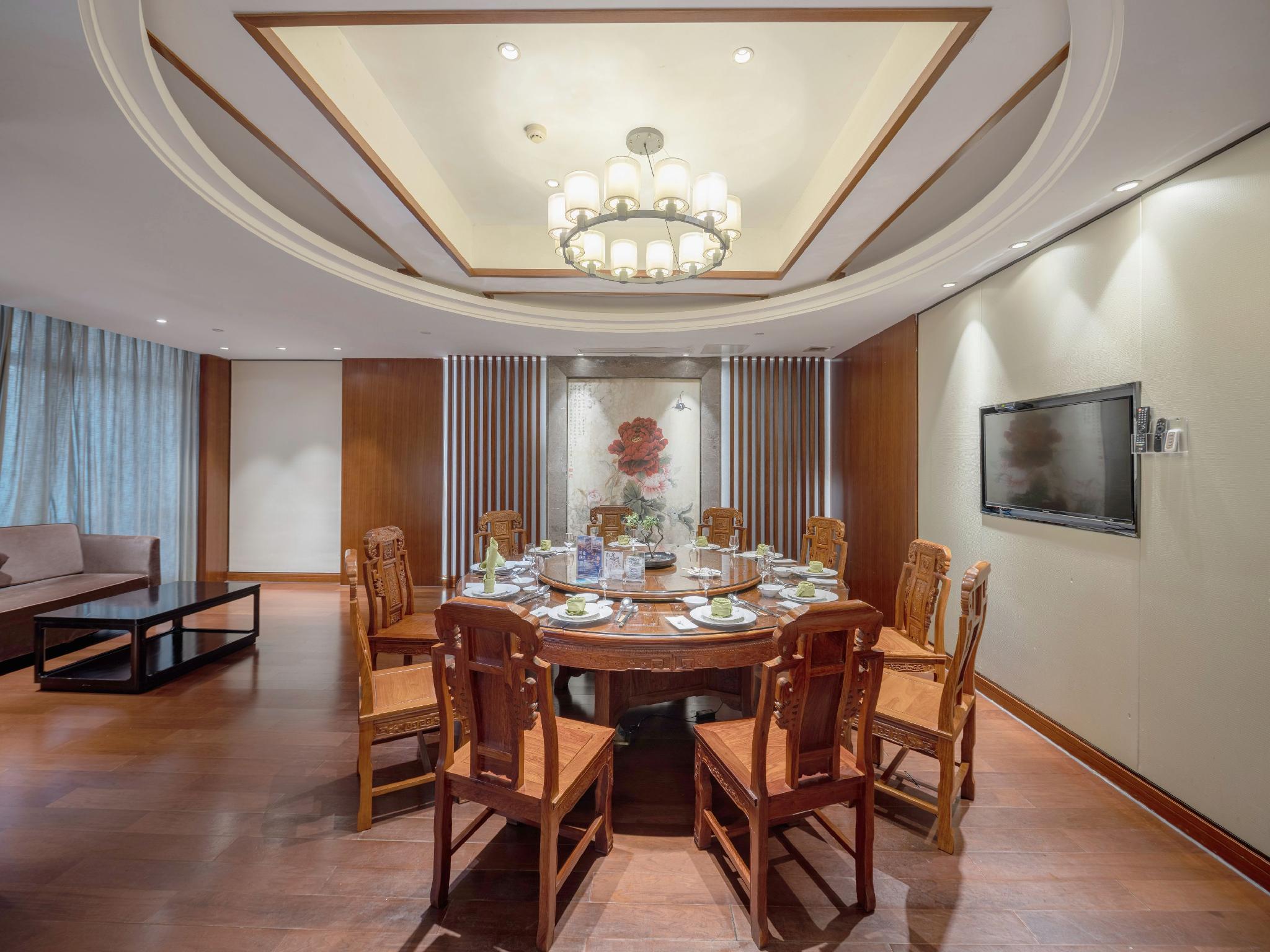 Dongfang Mingzhu Hotel 23/24