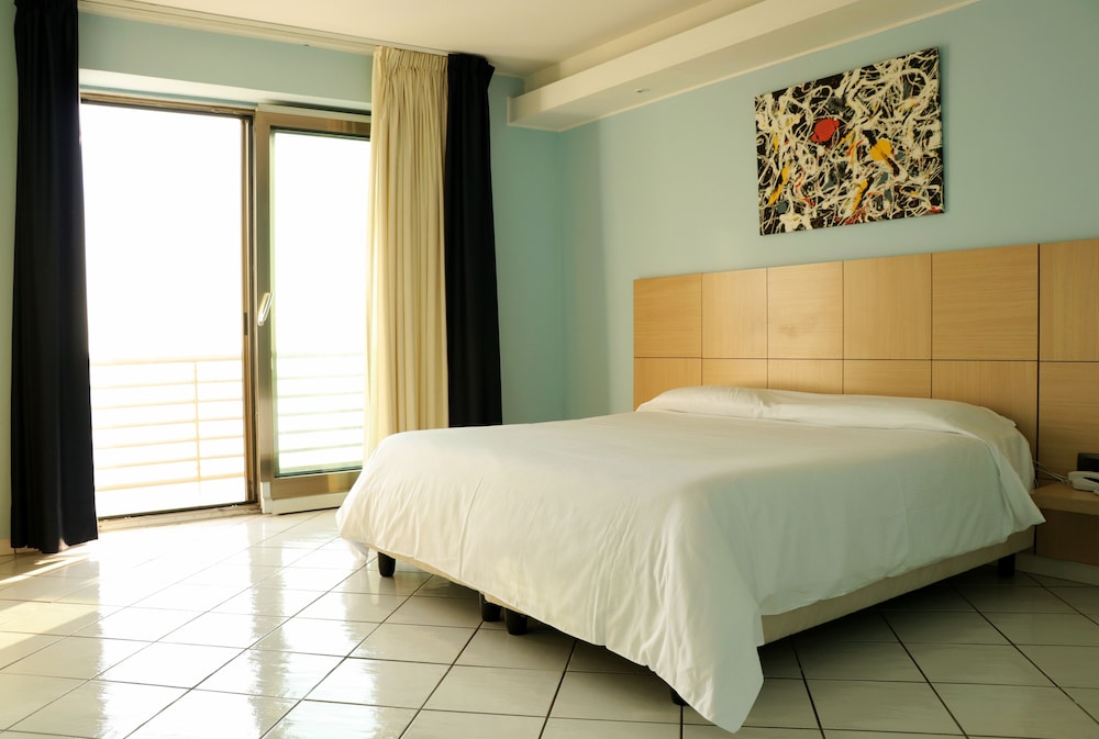 Ancora Hotel 9/72