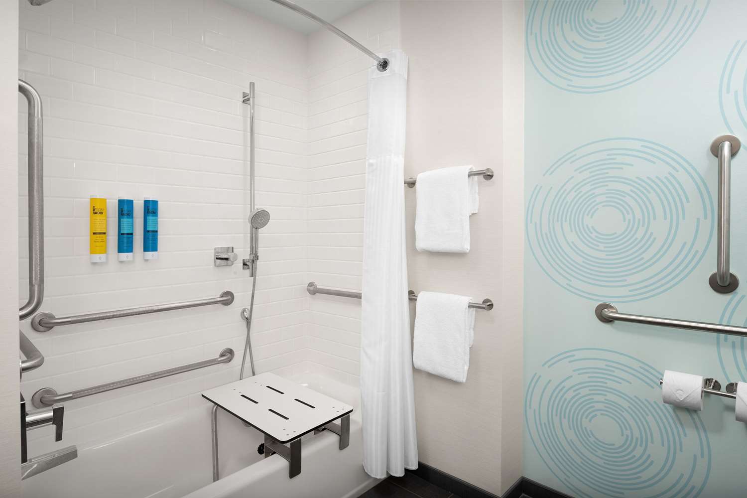 غرفة بسرير كينج بحوض استحمام لذوي الإعاقة، Tru by Hilton Jacksonville Airport I-95 3/3