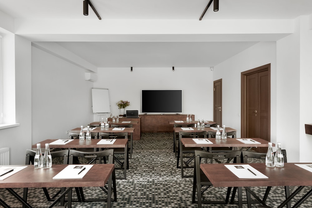 THOMAS ALBERT HOTEL 55/60