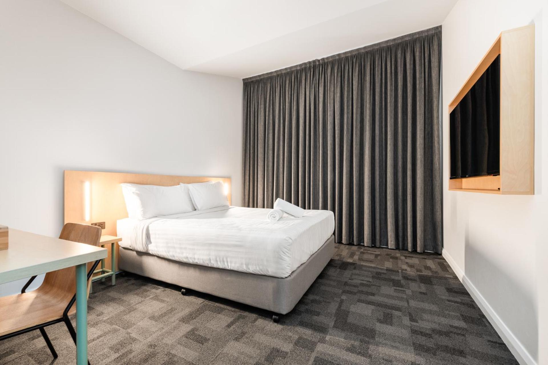 Room, Queen Bed, Shared Bathroom