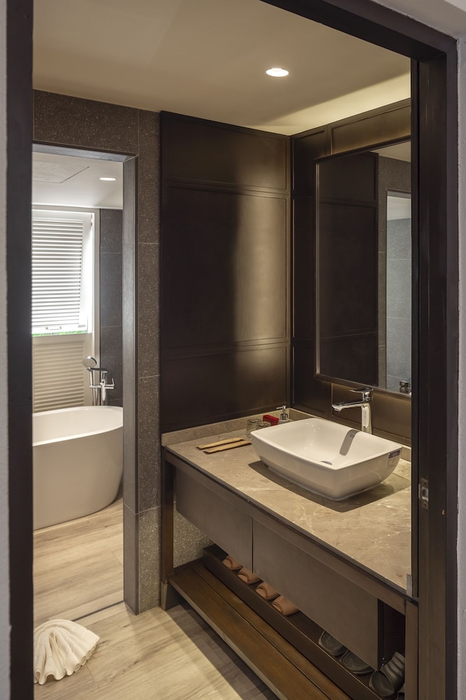 Royal Embassy Resort 31/65