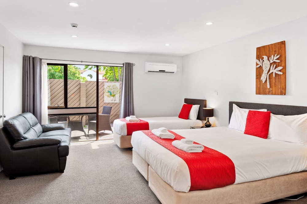 STUDIO, TWIN BEDS