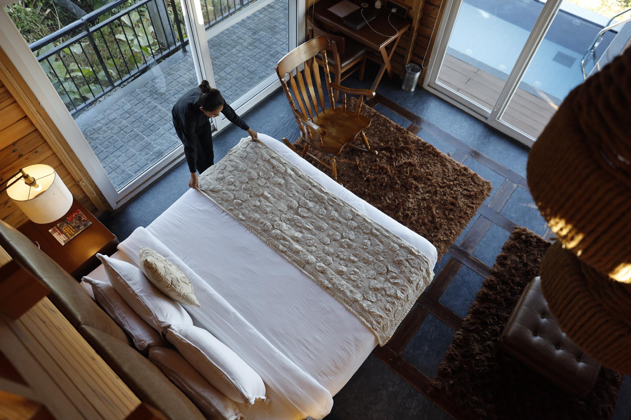 Bungalow, King Bed, with Pool