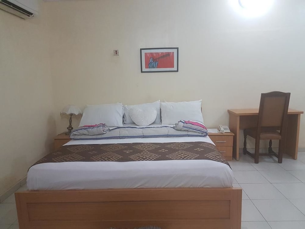 Standard, Queen Bed