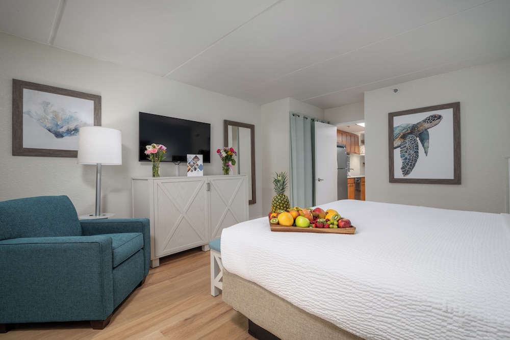 SUITE, KING BED, POOL VIEW