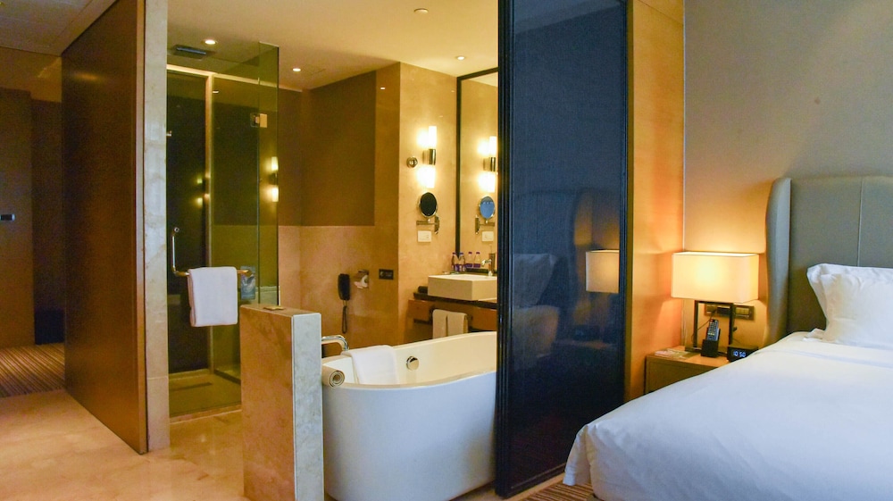 DELUXE, KING BED, BALCONY