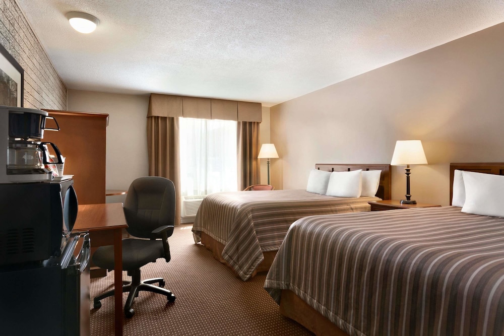 Travelodge By Wyndham Simcoe 11/50