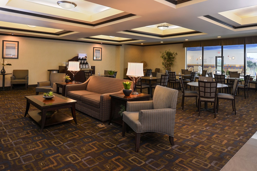 Holiday Inn Express Hotel And Suites Fairmont 55/64