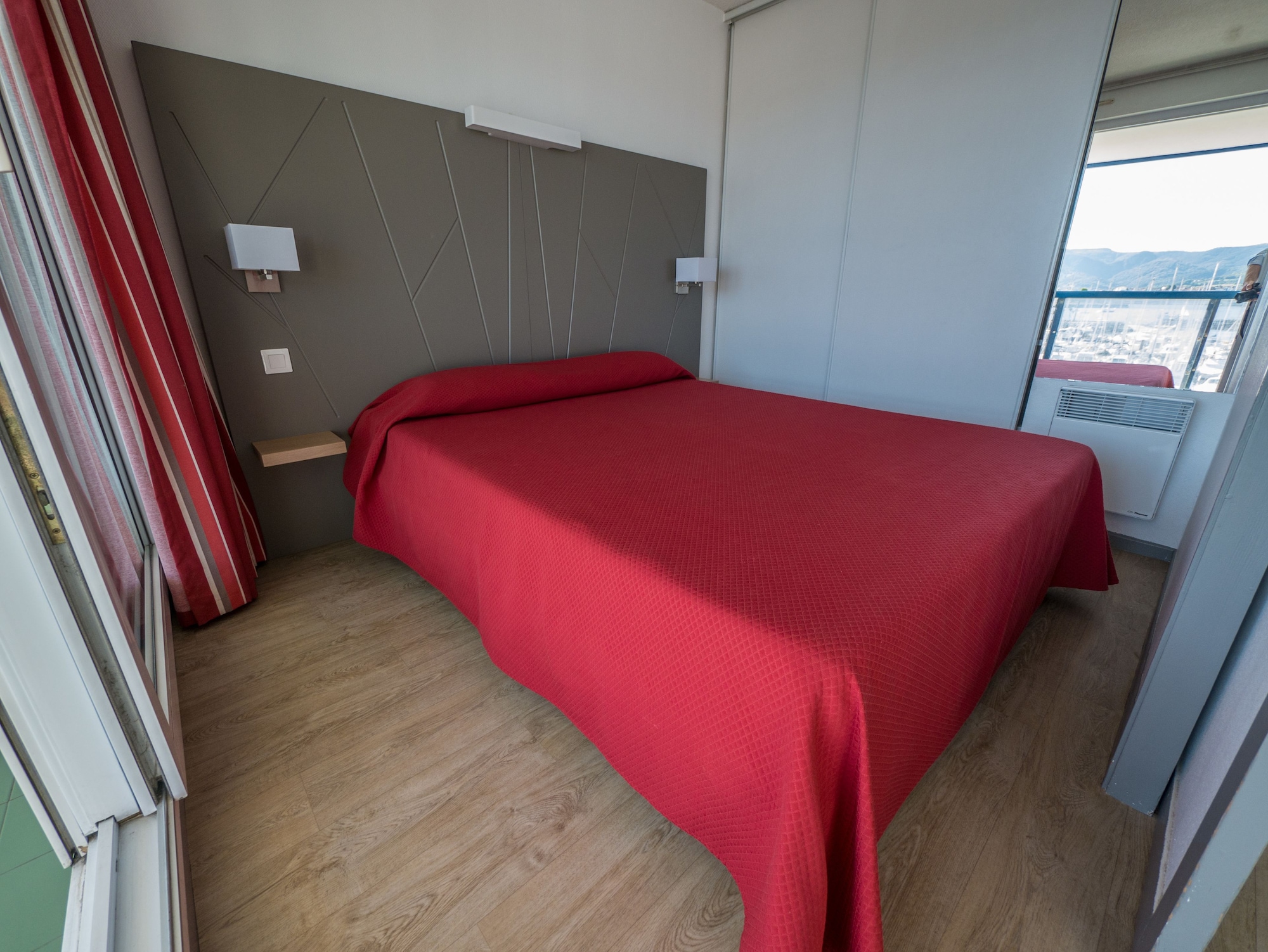 1 Bedroom, Apartment, 1 Queen and 1 Double Bed, Pool or Harbor View, Harbour View, Sofa