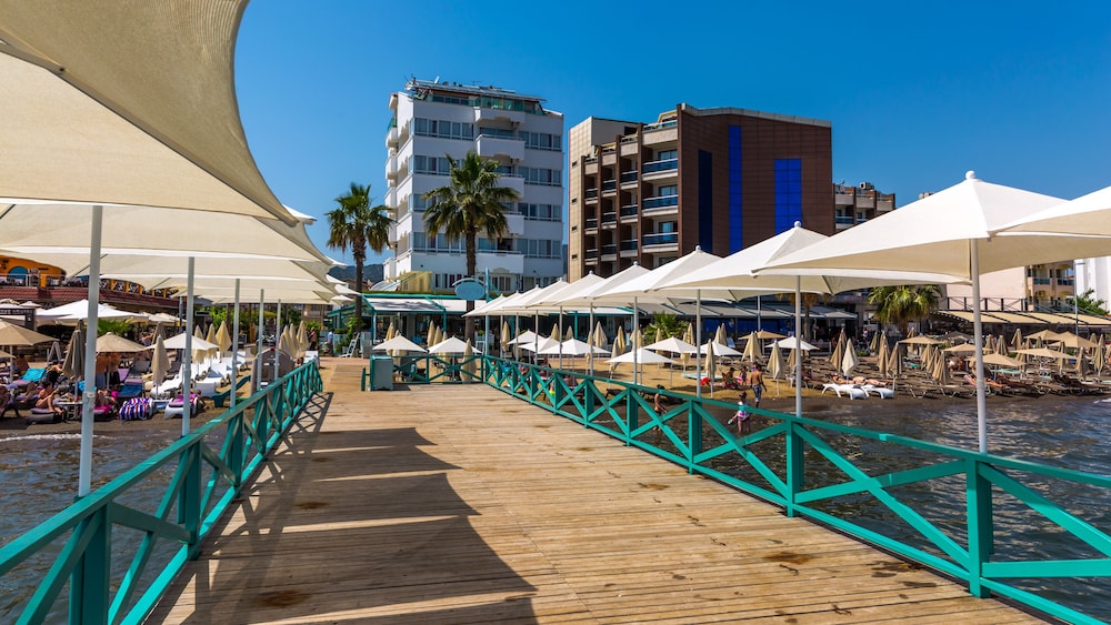 Honeymoon Hotel 21/30