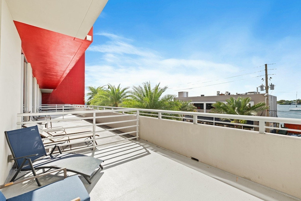 CH Luxury Condos & Studios On The Beach 11/50