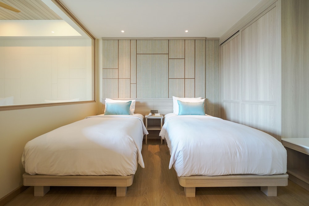 2 BEDROOMS, POOL, SUITE, SEA SIDE