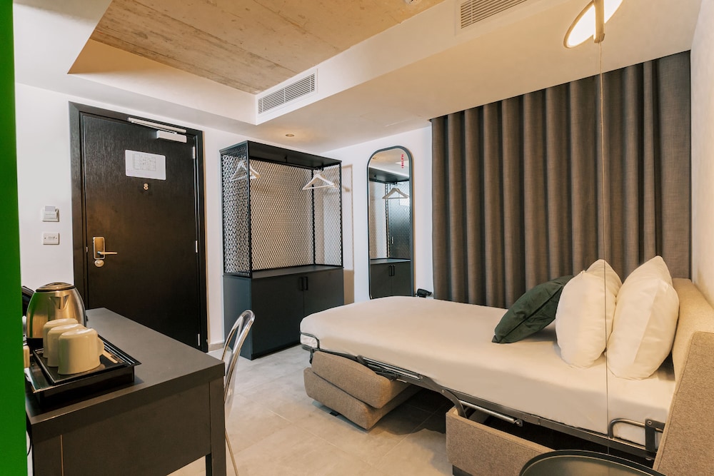 IKYK HOTEL 24/49