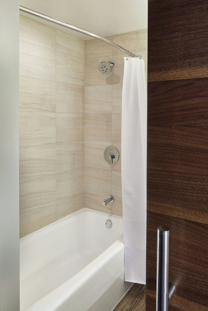 جناح بسرير كينج بغرفة نوم واحدة، The Del Monte Lodge Renaissance Rochester Hotel Spa 7/10