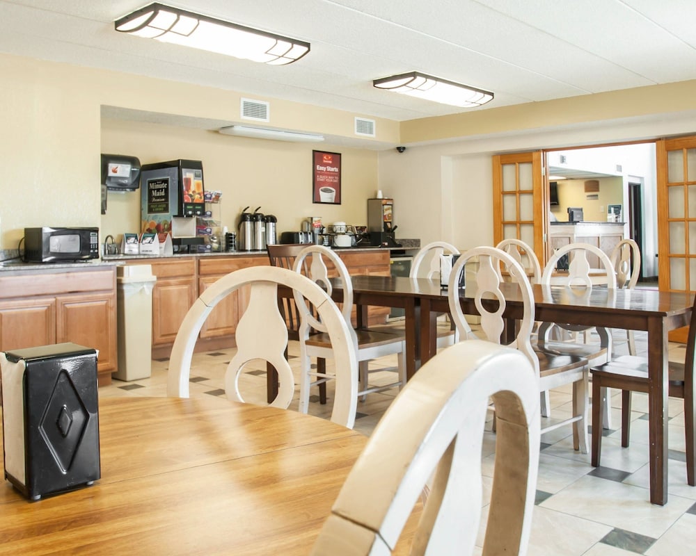 Econo Lodge Kansas City Downtown North 24/28