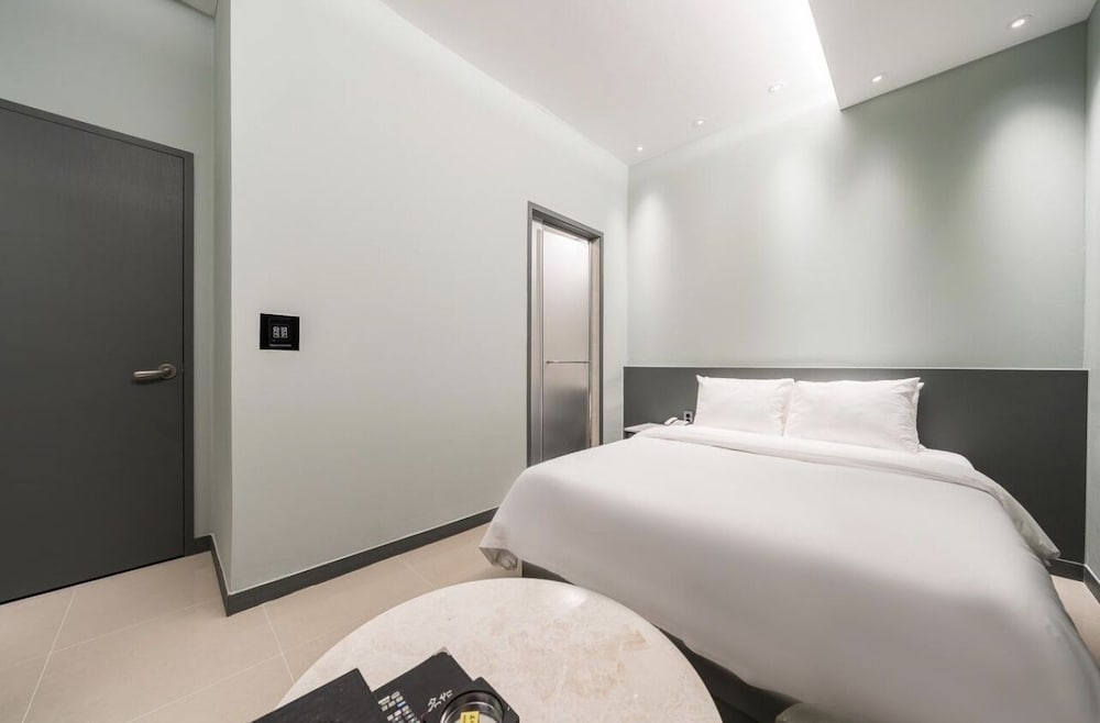 Suwon Station Myeongjak Hotel 23/57