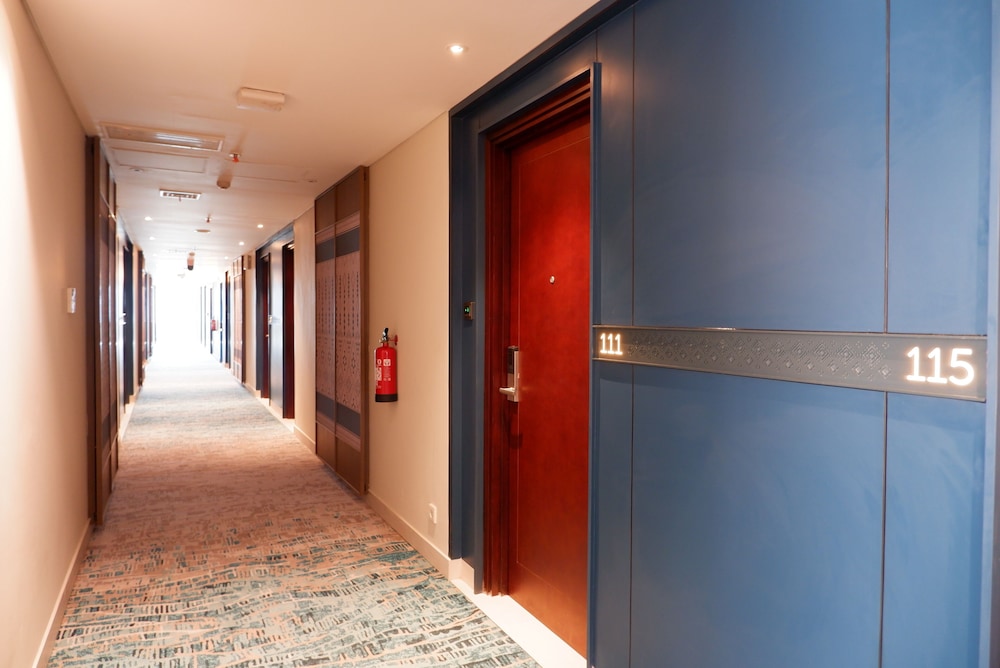 Grand Anara Airport Hotel 2/50