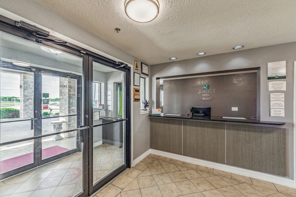 Quality Inn I-10 East near Frost Bank Center 11/42
