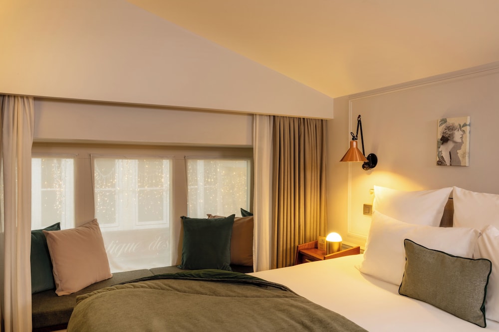 EXCLUSIVE, SUITE