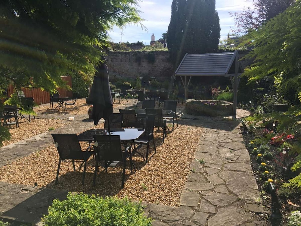 Kings Arms Hotel 40/44