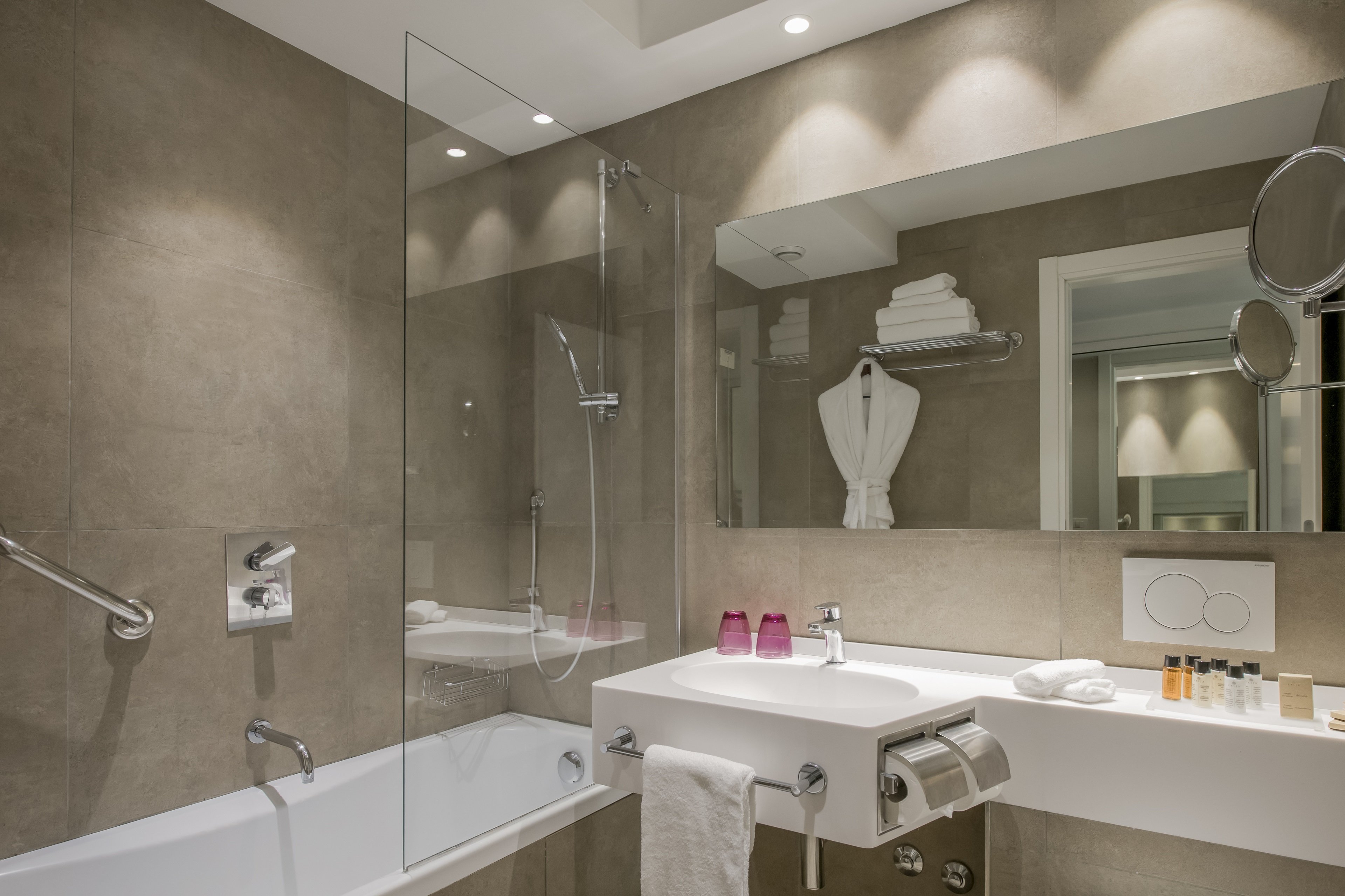 Crowne Plaza St Peter S 76/77