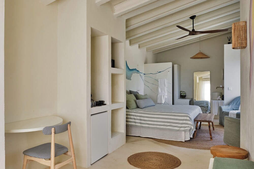 ROOM, DOUBLE BED