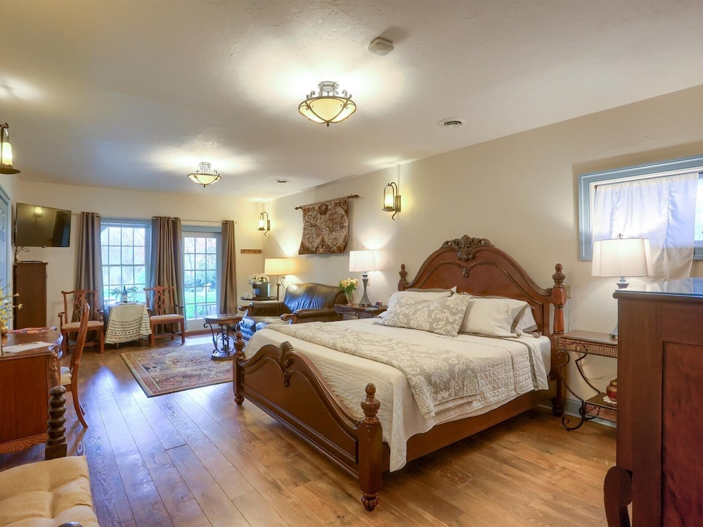 Hideaway, King Bed