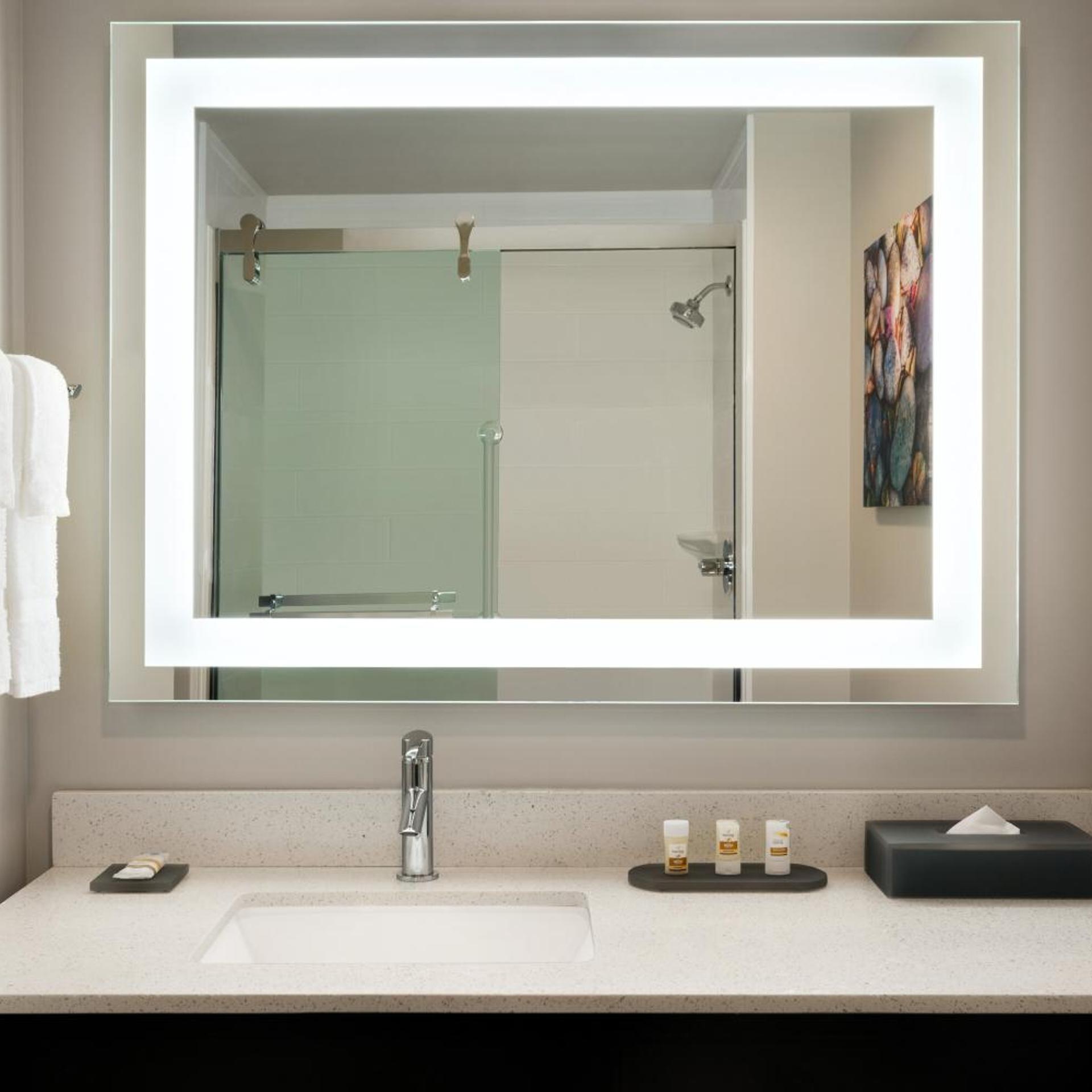 غرفة بسرير كينج بمطبخ صغير لذوي الإعاقة، La Quinta Inn And Suites by Wyndham Burlington 8/8