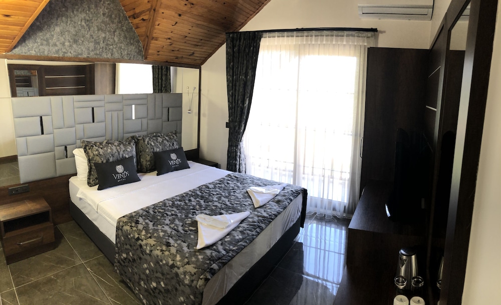 ROOM, DOUBLE BED