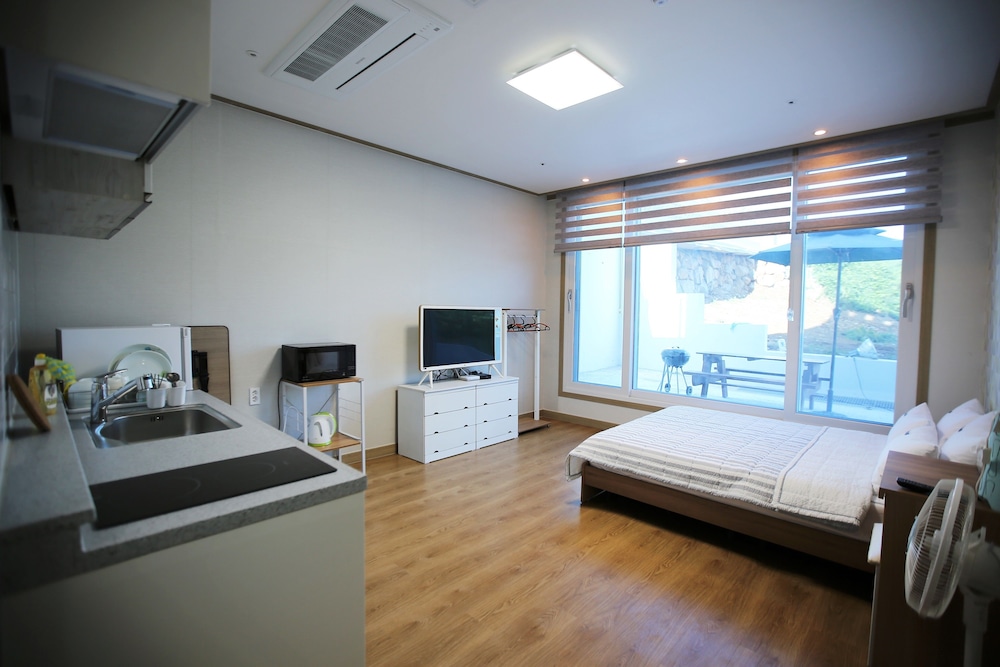 Flora Hostel Pension 8/25