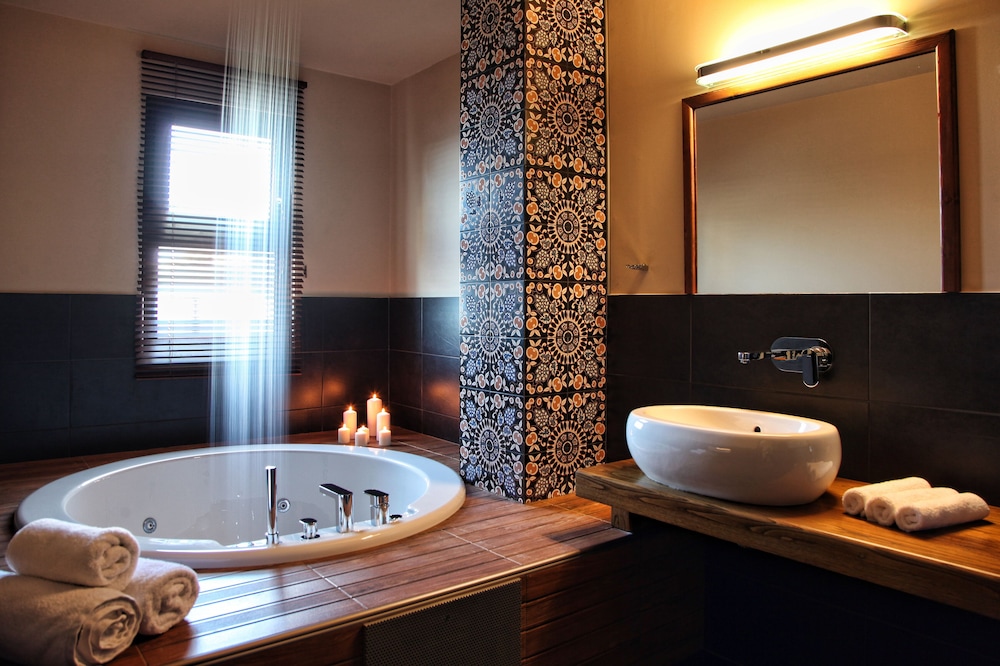 Theta Hotel 36/36