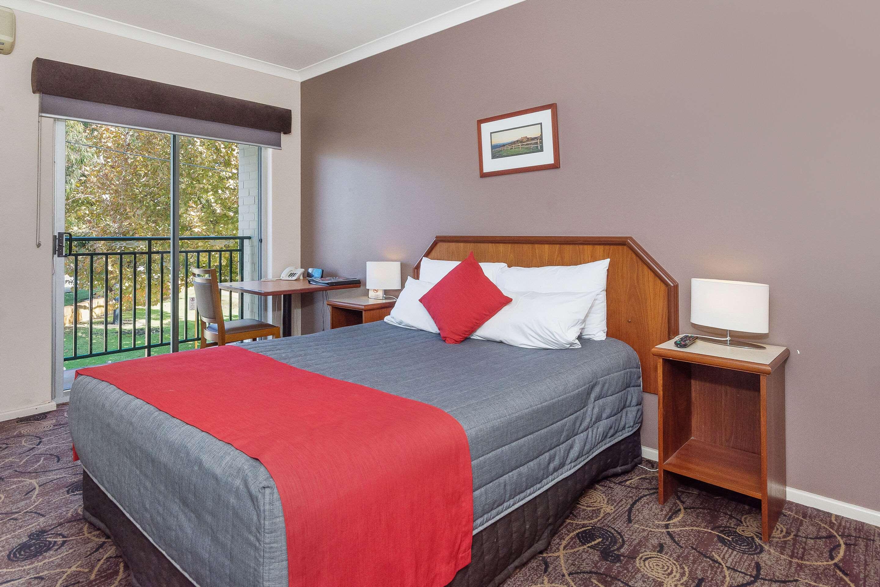 ROOM, QUEEN BED