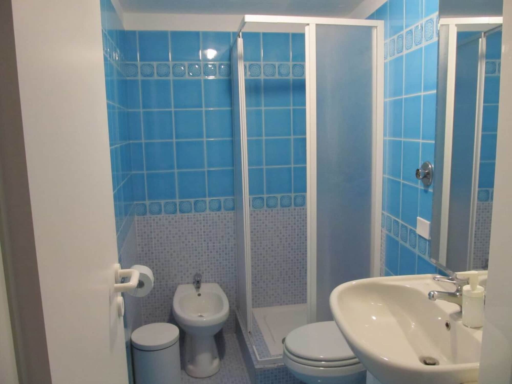 ROOM, QUEEN BED, SHARED BATHROOM