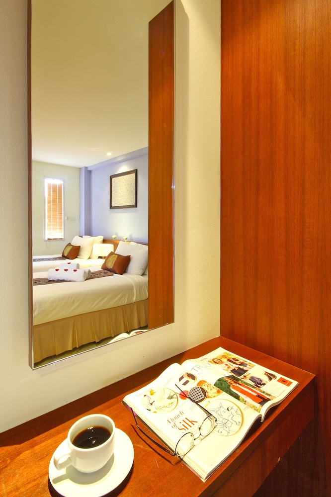 FLORAL SHIRE RESORT 46/51