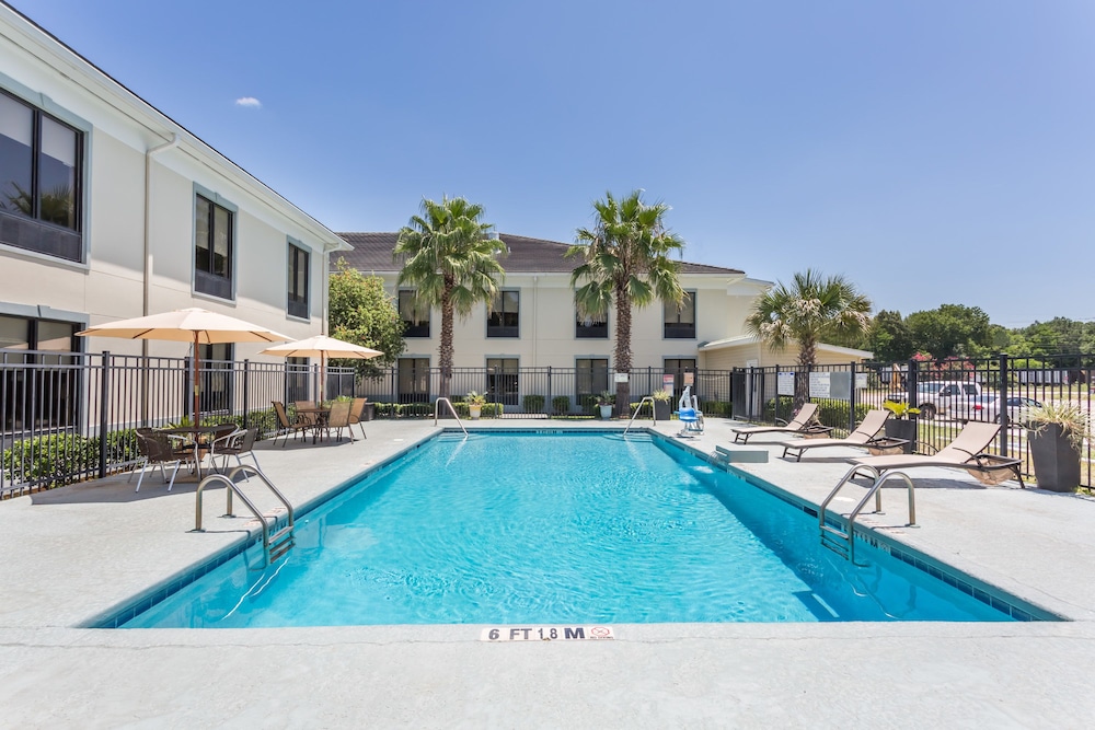 Iris Garden Inn in Garden City - GA