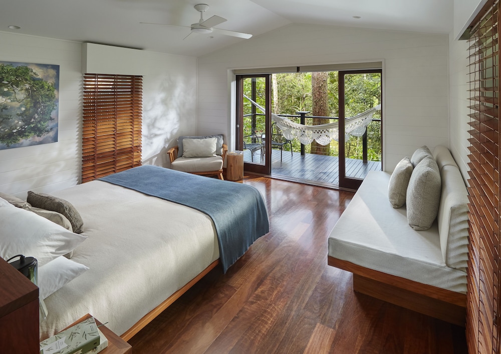 River House, King Bed