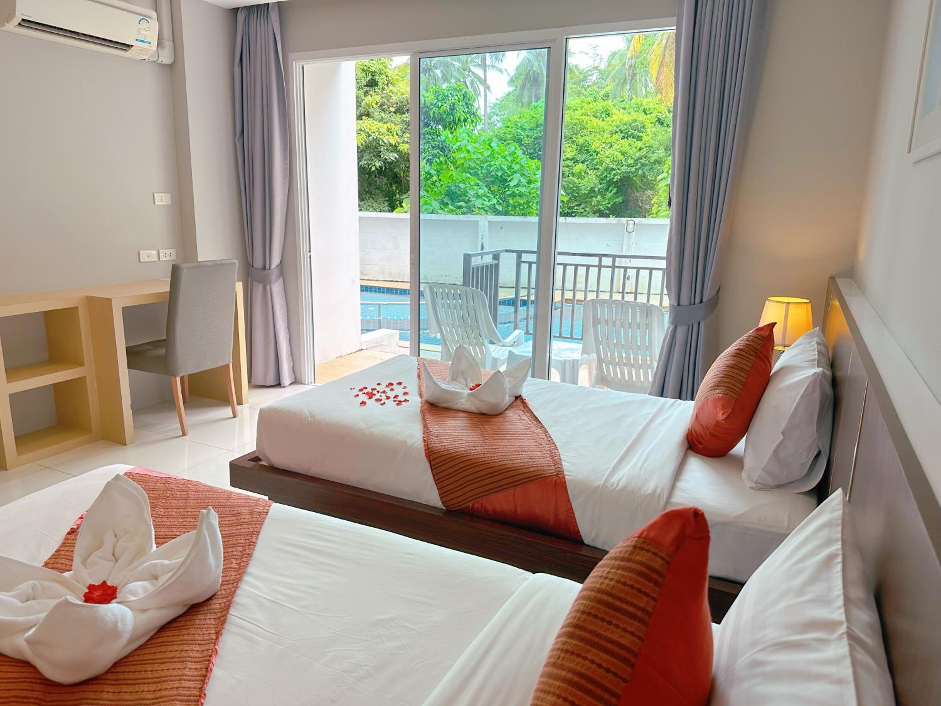 Deluxe, Twin Beds, Pool Access