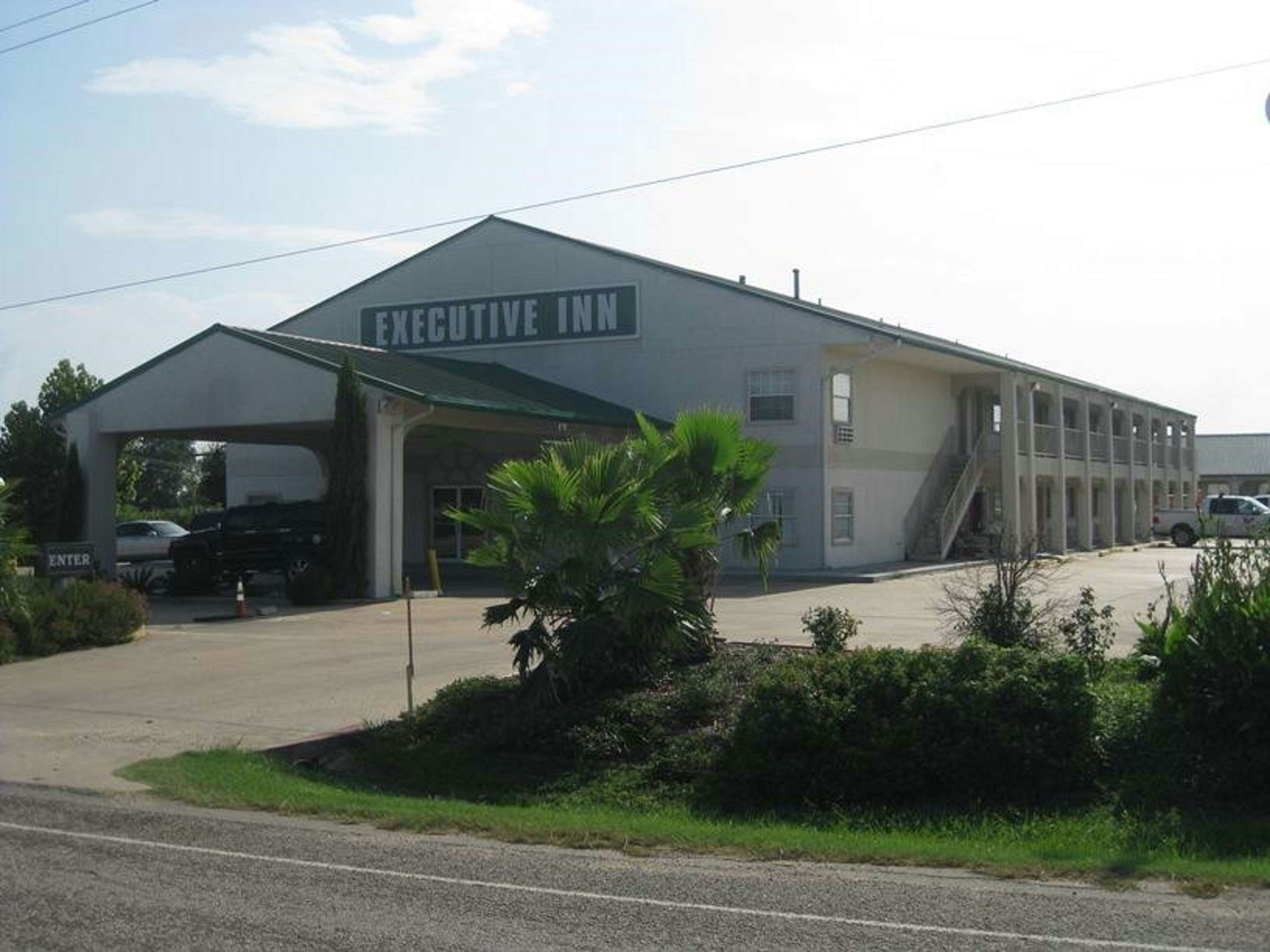EXECUTIVE INN AND SUITES SCHULENBURG 4/20