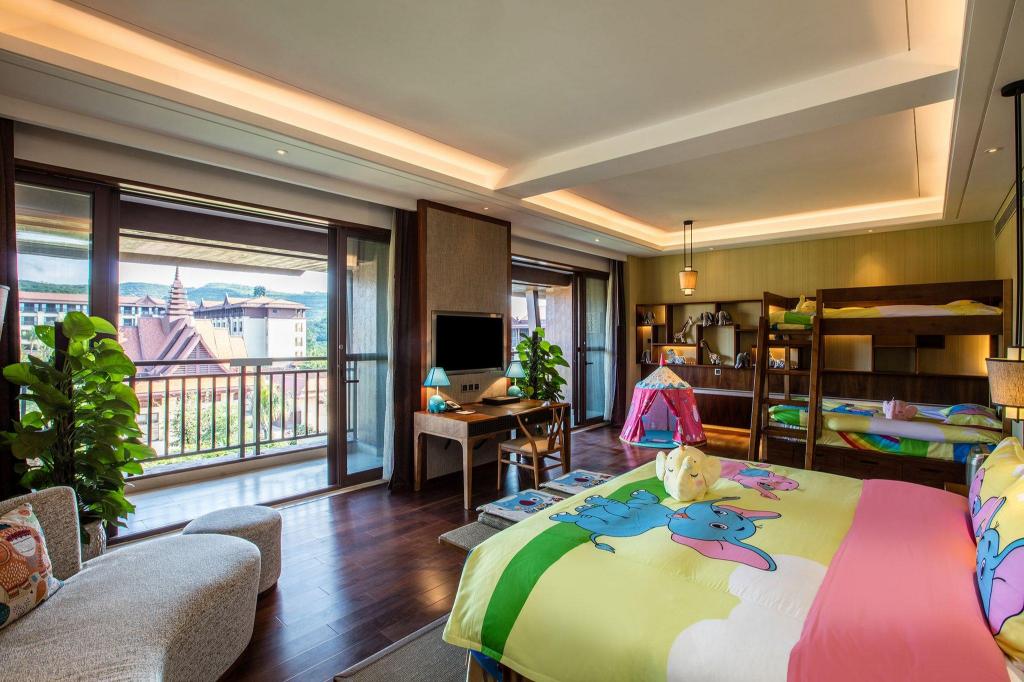 Junior Suite, King and Bunk Bed, Lounge Access