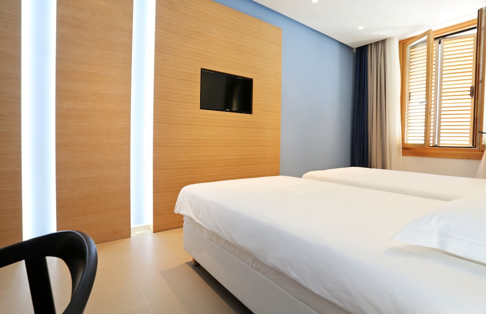 ROOM, TWIN BEDS