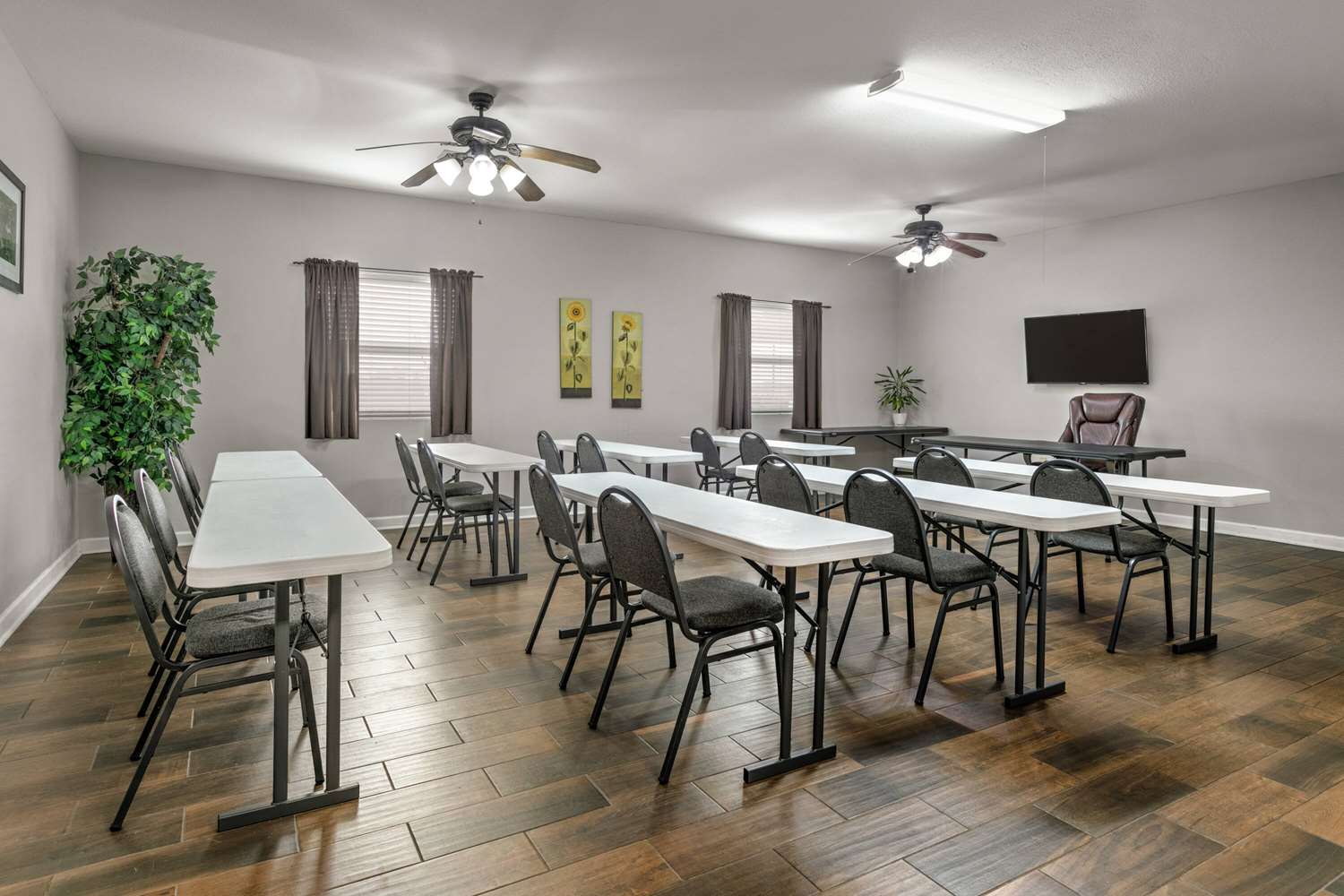 Days Inn & Suites By Wyndham Cabot 47/56