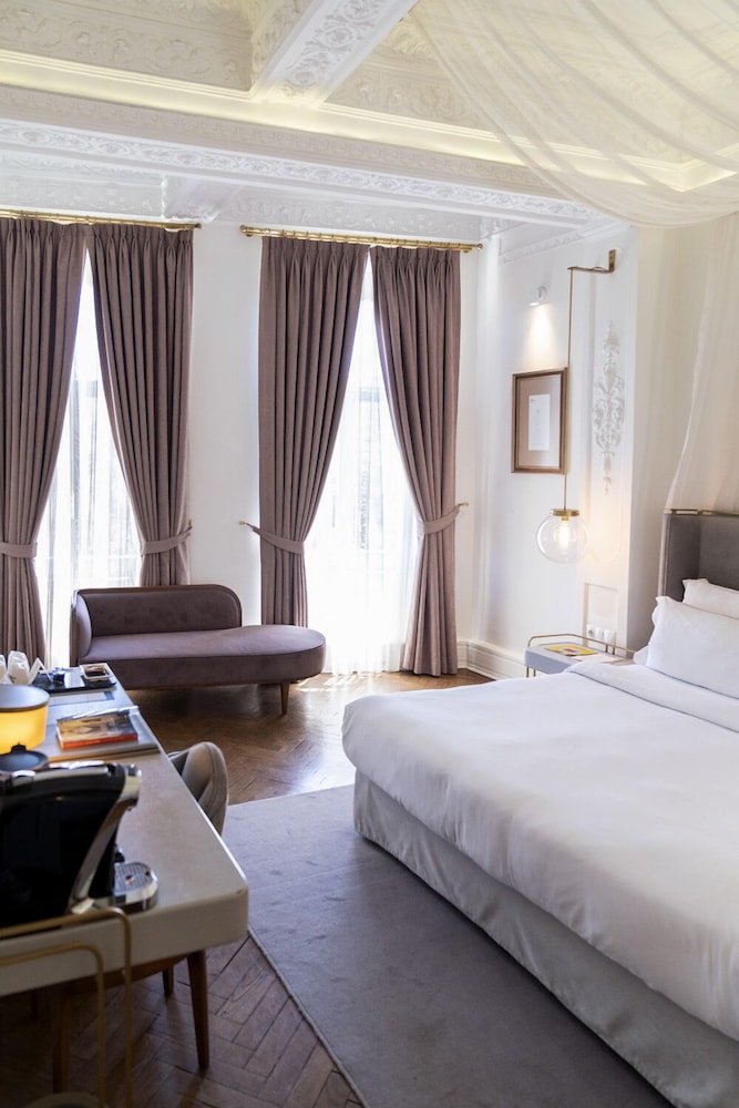 Mr. Cas Hotels 24/67