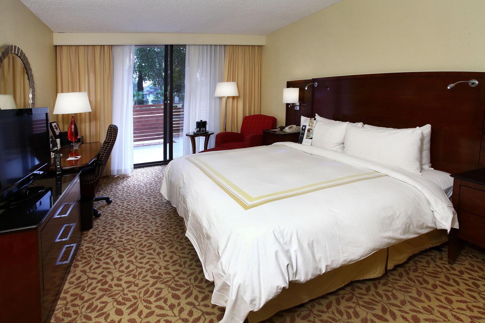 غرفة بسرير كينج بإطلالة على المسبح بشرفة، El Paso Marriott 9/10